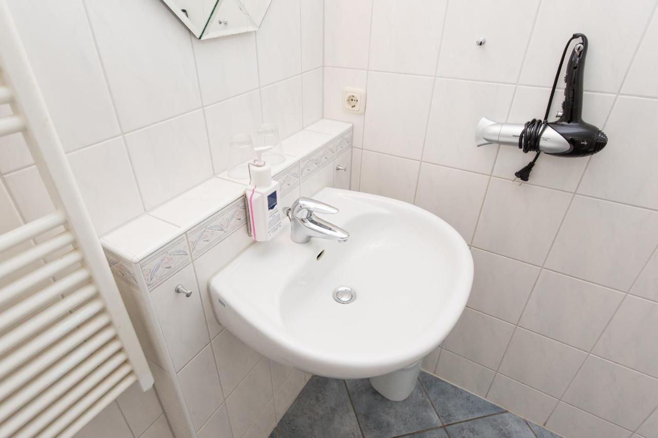 Hotel Garni Am Deich Цингст Екстериор снимка