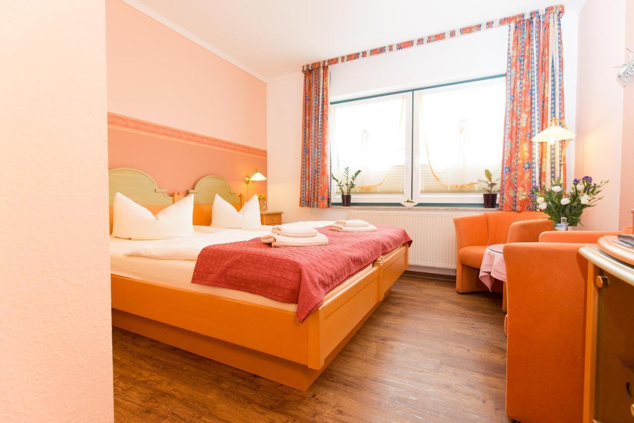 Hotel Garni Am Deich Цингст Екстериор снимка
