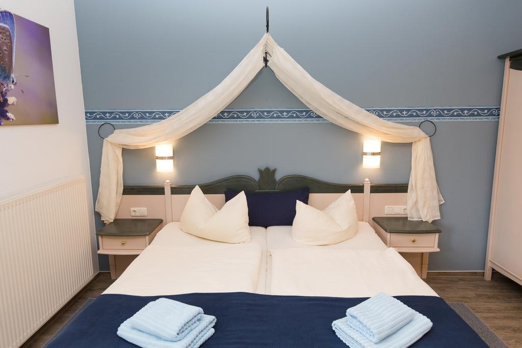 Hotel Garni Am Deich Цингст Екстериор снимка