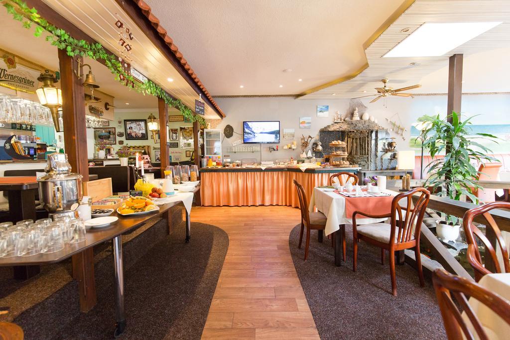 Hotel Garni Am Deich Цингст Екстериор снимка