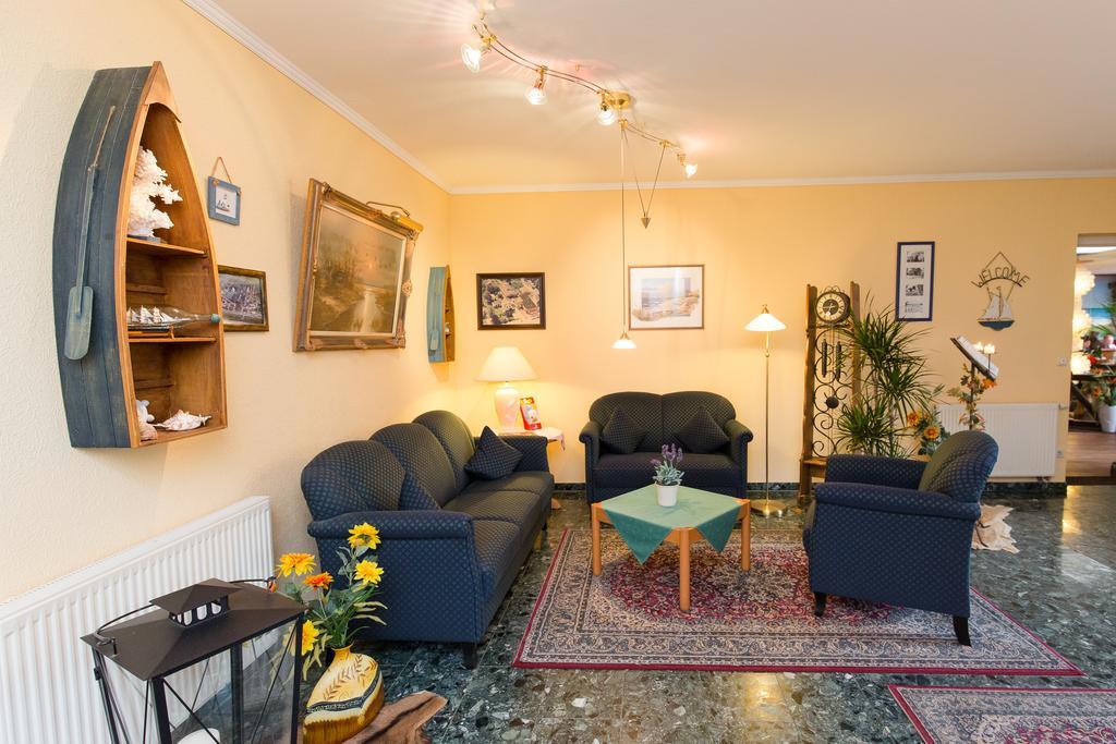 Hotel Garni Am Deich Цингст Екстериор снимка