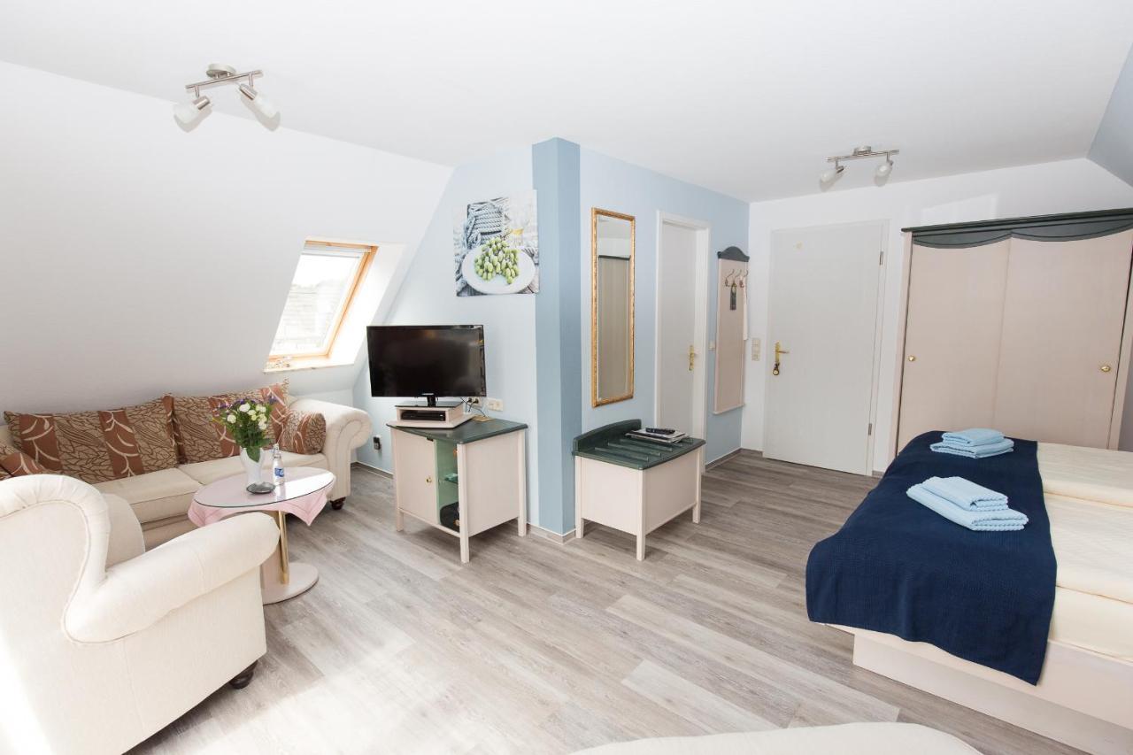 Hotel Garni Am Deich Цингст Екстериор снимка